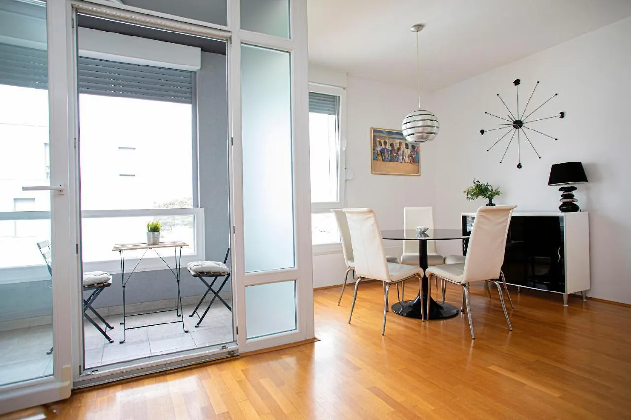 City Center Apartment Flash Split