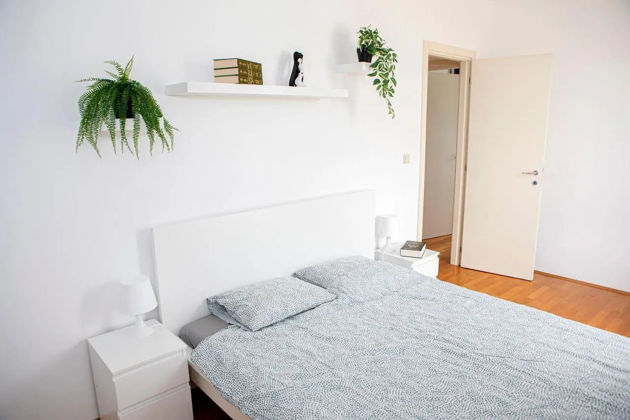 City Center Apartment Flash Split